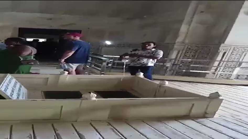 ताजमहल में गंगाजल चढ़ाने के आरोप में दो युवक गिरफ्तार